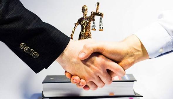 Послуги адвоката в Україні: як юрист може допомогти громадянам України